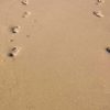 ślady stóp na piasku