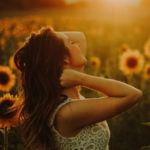 Kobieta wśród słoneczników