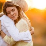 Matka i córka obejmują się