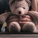 Dziewczyna trzyma misia