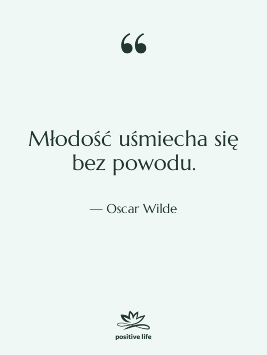 Cytat: Oscar Wilde - Młodość uśmiecha się bez powodu.