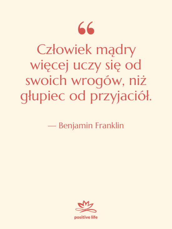Cytat: Benjamin Franklin - Człowiek mądry więcej uczy się…